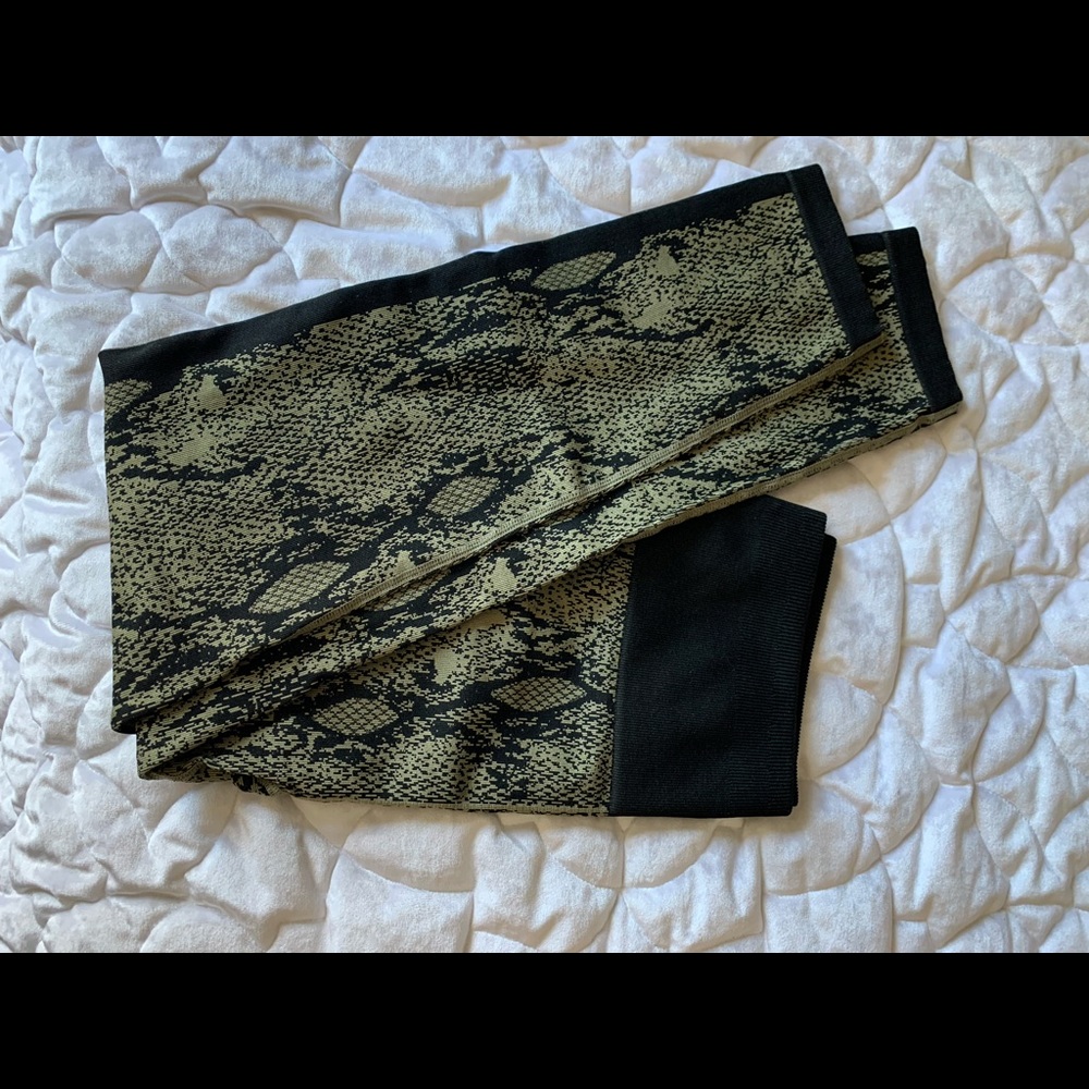 Fabletics, brand new High-Waisted Seamless Snakeskin 7/8